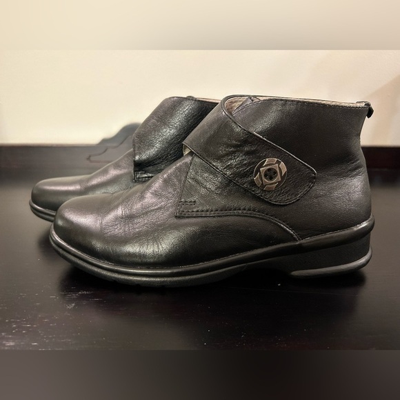 Propet Ava Ankle Bootie Leather Upper Crossover Strap Velcro Closing Women Sz 8D - Picture 2 of 9